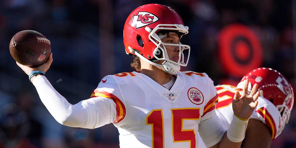 Kansas City Chiefs quarterback Patrick Mahomes (15) catches a ball