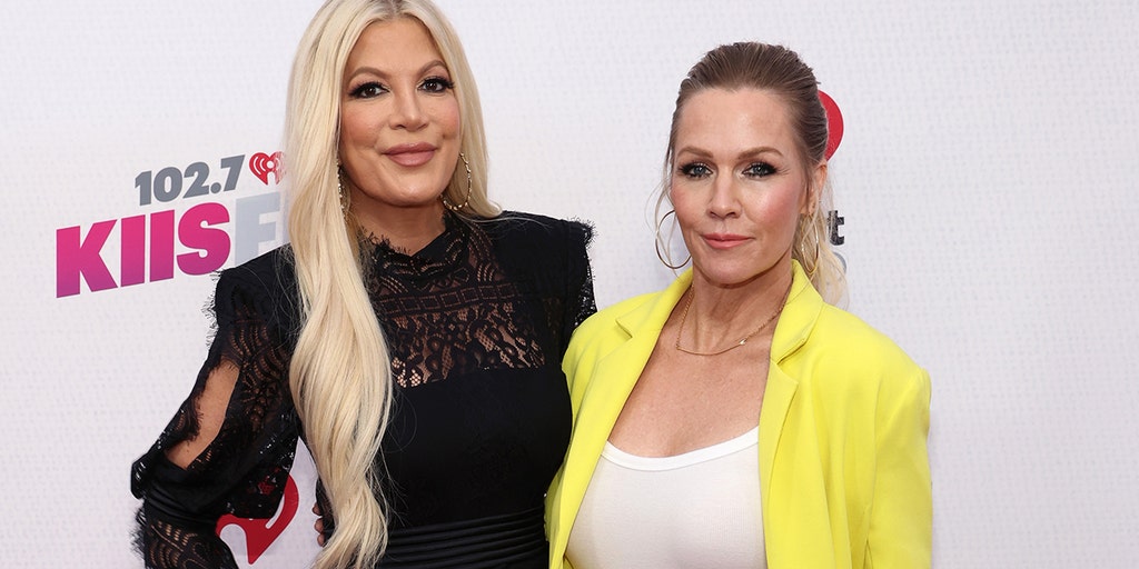 '90210' stars Tori Spelling, Jennie Garth visit beach house where they filmed show:' 'Looks exactly the same' - Vimarsana News