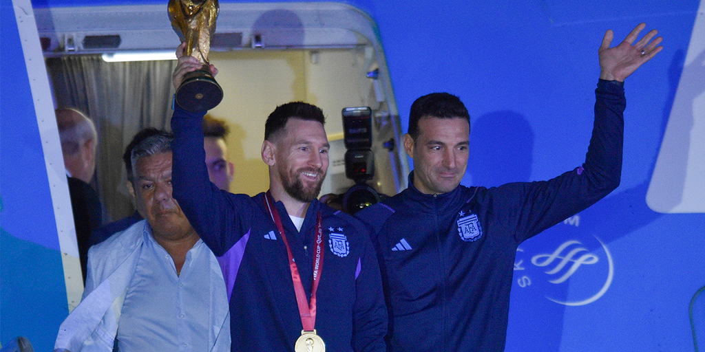 Argentina soccer team welcomed home by thousands of fans after World Cup victory - Vimarsana News