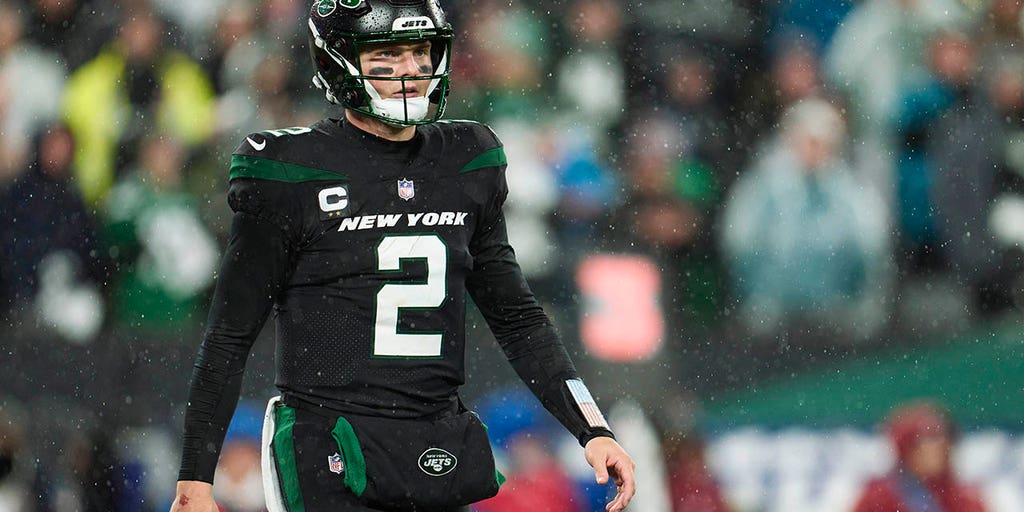 EAST RUTHERFORD, NJ - DECEMBER 18: New York Jets quarterback Zach