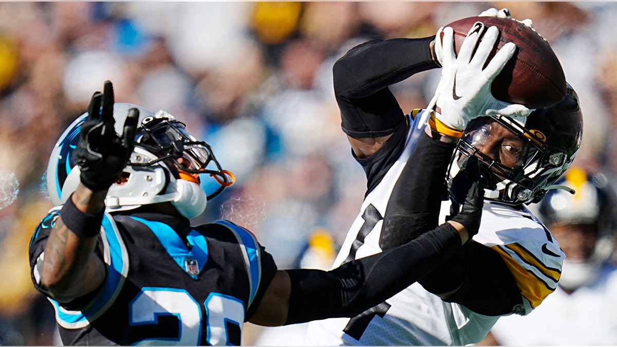 George Pickens catches a pass