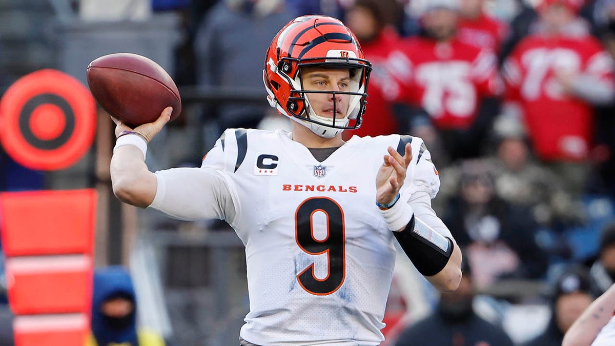 Joe Burrow attempts a pass 