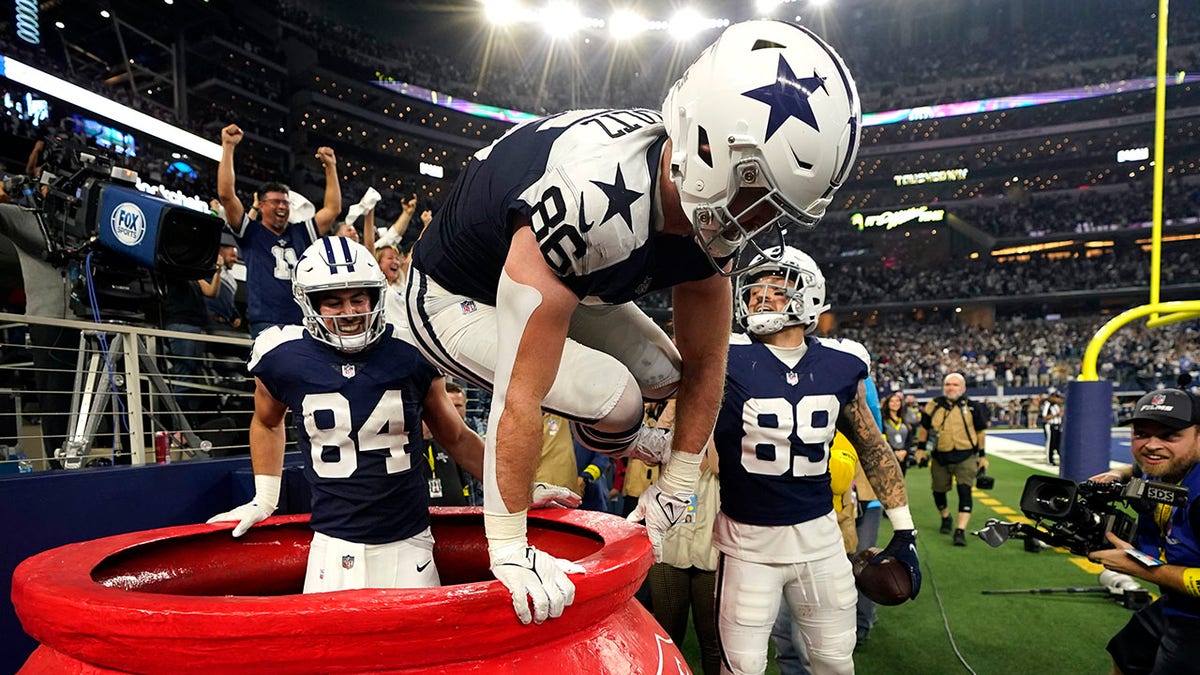 NFL fines Cowboys' tight ends for Salvation Army kettle celebration on  Thanksgiving: report