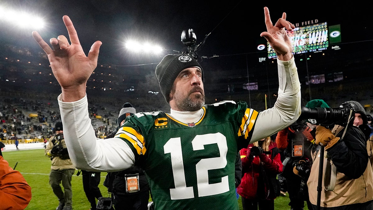 Aaron Rodgers attends Jets game in first public appearance since injury –  NBC New York
