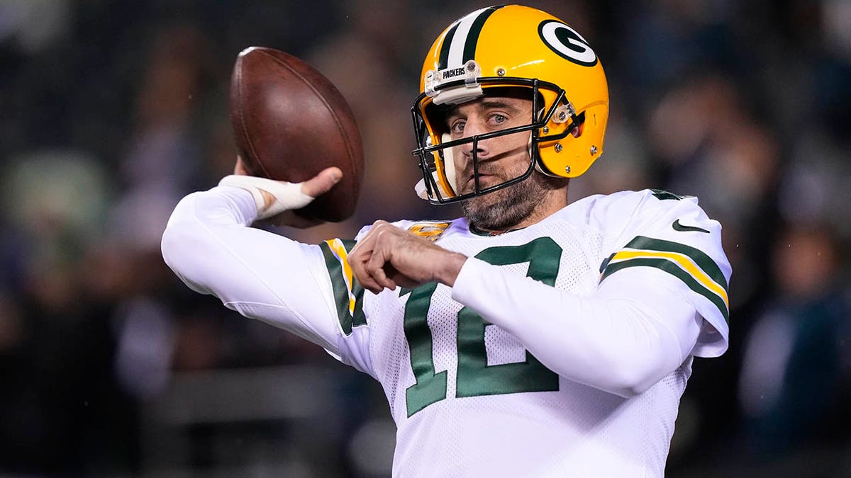 Aaron Rodgers warms up