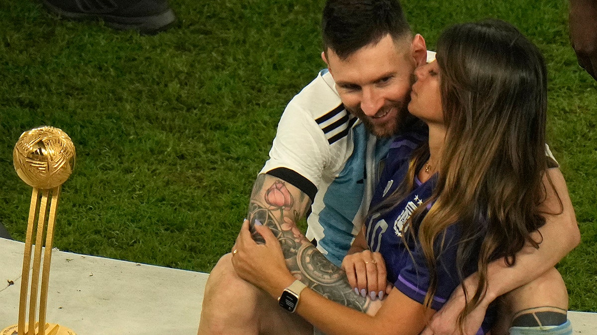 Antonela Roccuzzo kisses Lionel Messi