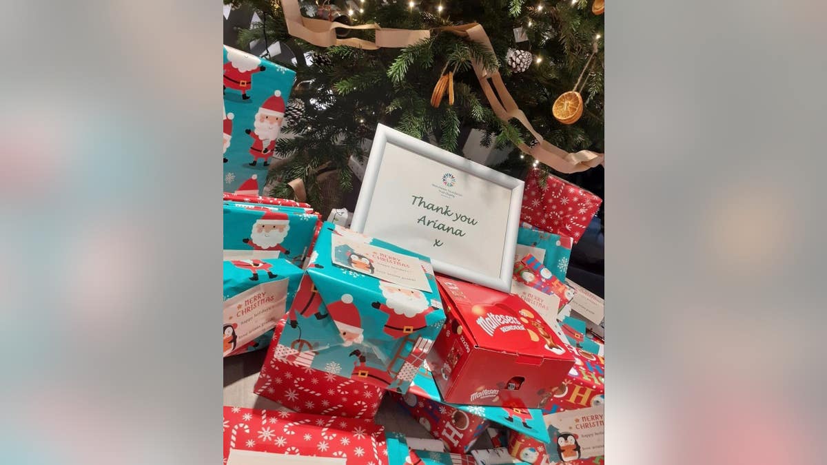 Ariana Grande donates gifts