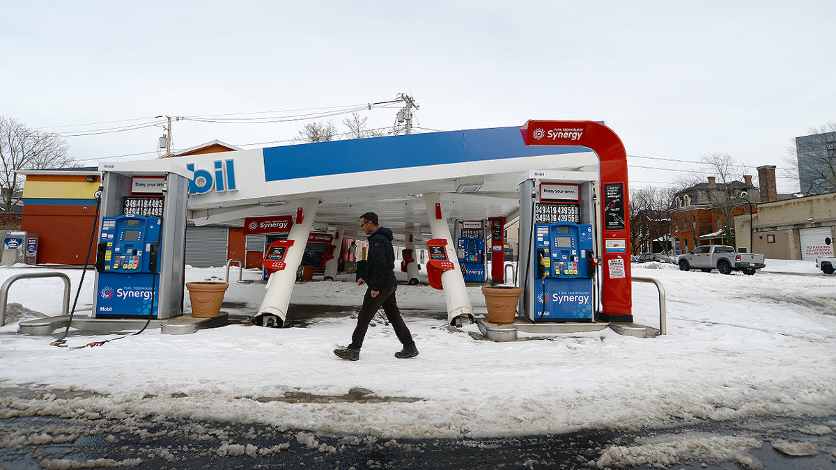 Buffalo gas station collapse during winter storm