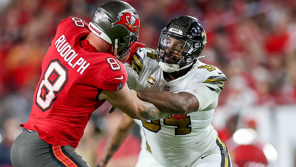 Cameron Jordan pushes Kyle Rudolph