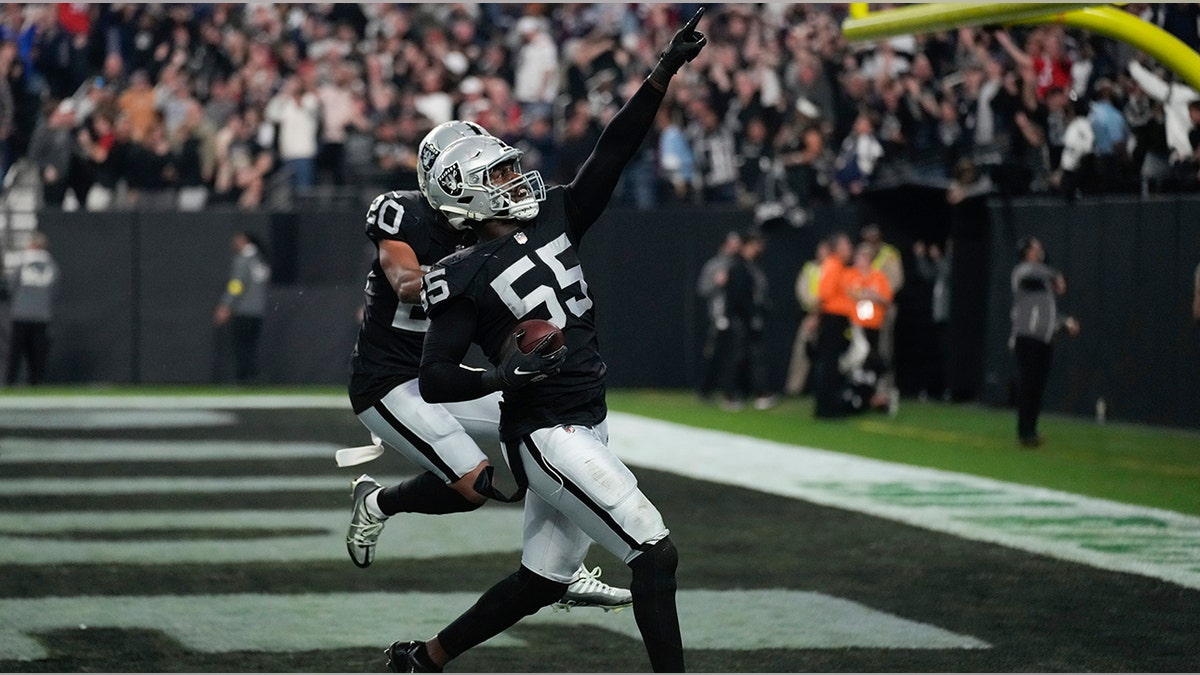 Chandler Jones tähistab