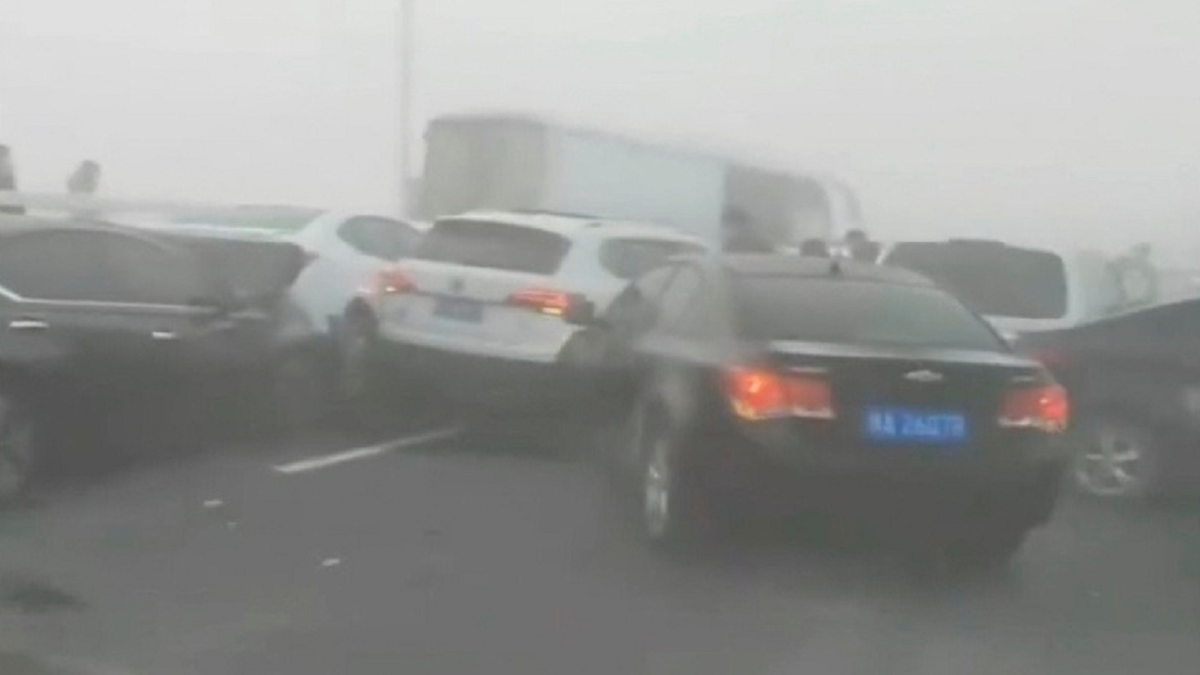 China foggy bridge crash