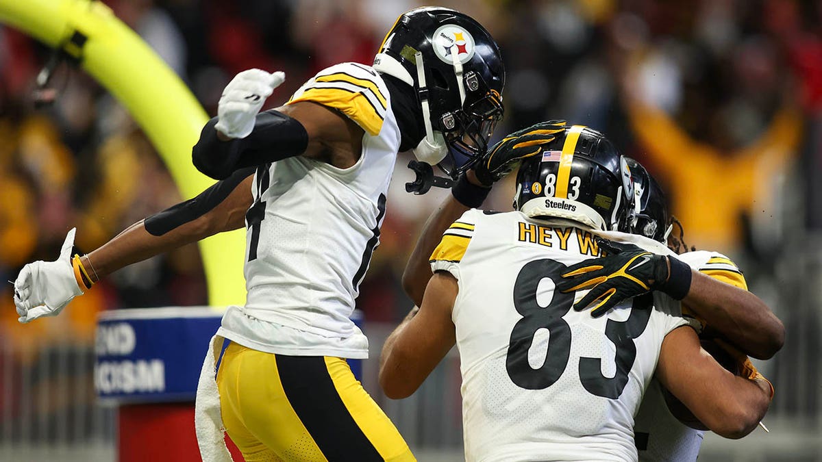 Steelers celebrate a TD