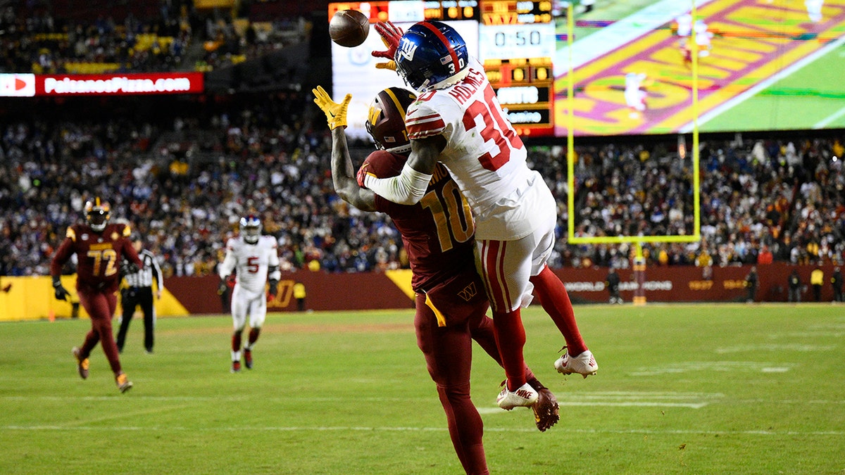 LANDOVER, MD - DECEMBER 18: New York Giants defensive back Cor'Dale Flott  (28) peeks into the backfield during the New York Giants game versus the Washington  Commanders on December 18, 2022, at