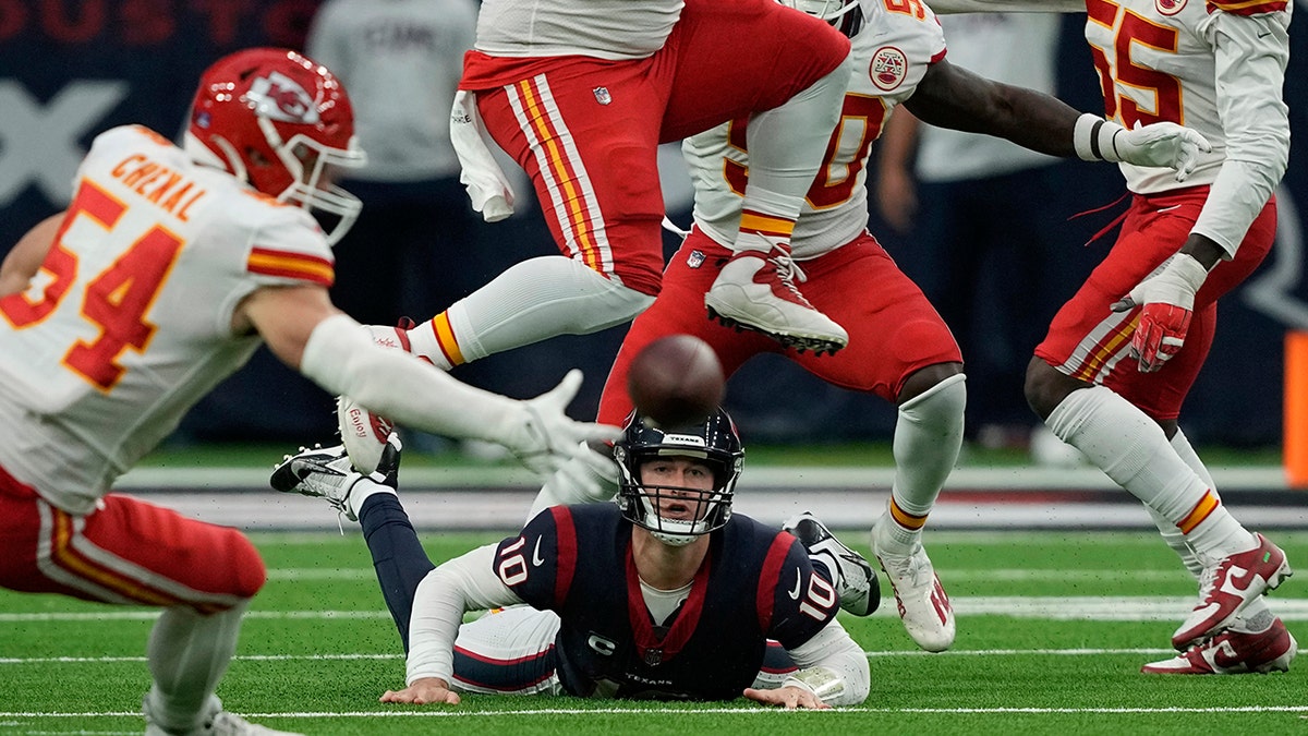 Houston, USA. 18th Dec, 2022. Kansas City Chiefs JERICK MCKINNON (1) runs  for a touchdown in the first half during the game between the Kansas City  Chiefs and the Houston Texans in