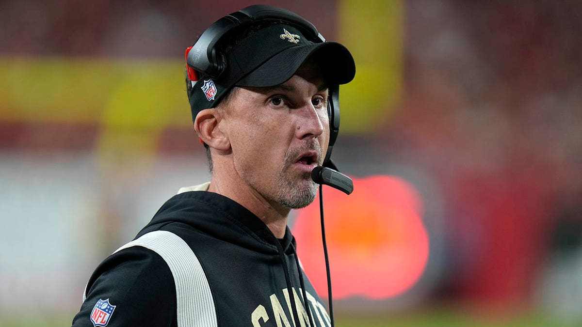 Dennis Allen coaches