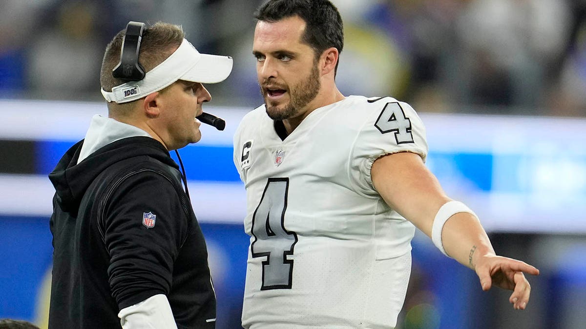 Derek Carr talks with Josh McDaniels