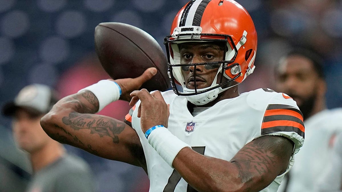 Deshaun Watson warms up