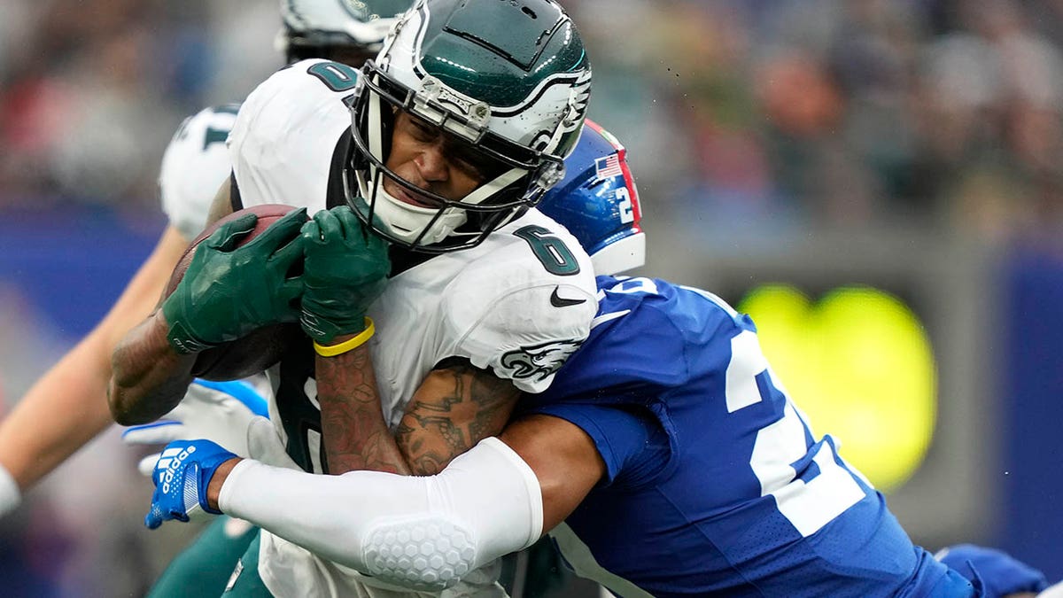 Devonta Smith breaks a tackle