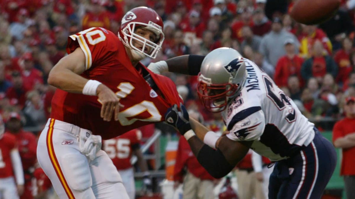 Willie McGinest tackles Trent Green