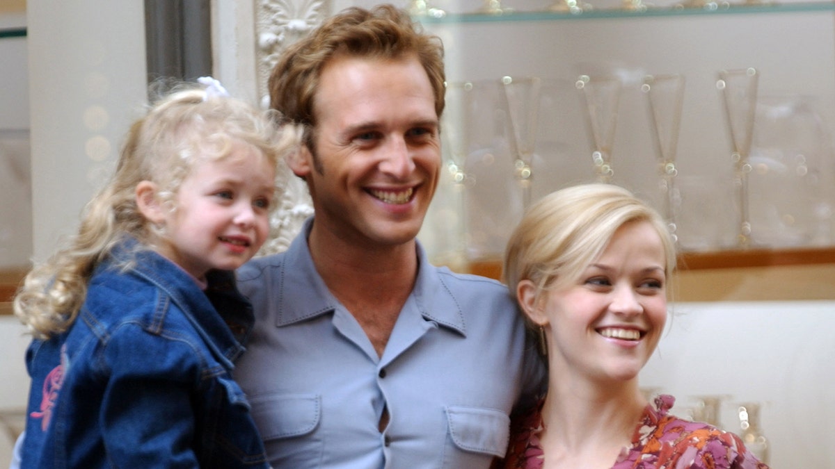 Reese Witherspoon and Josh Lucas on set of Sweet Home Alabama