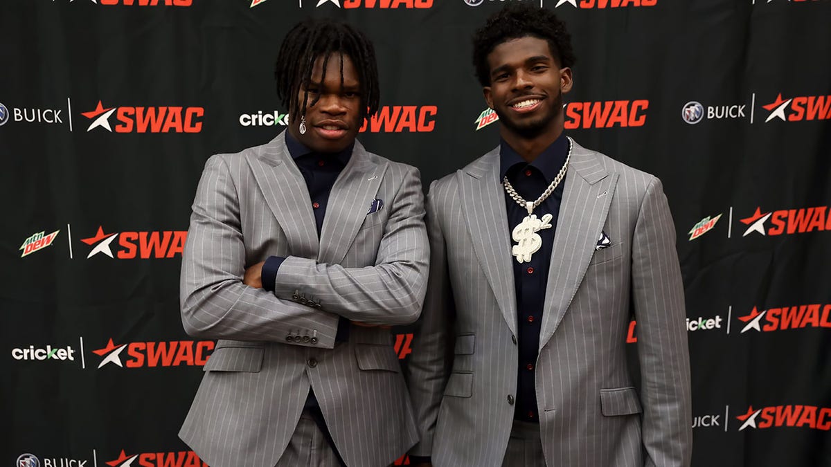 Travis Hunter and Shedeur Sanders pose for a picture