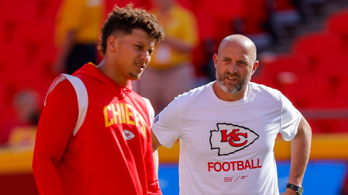 Matt Nagy talks to Patrick Mahomes