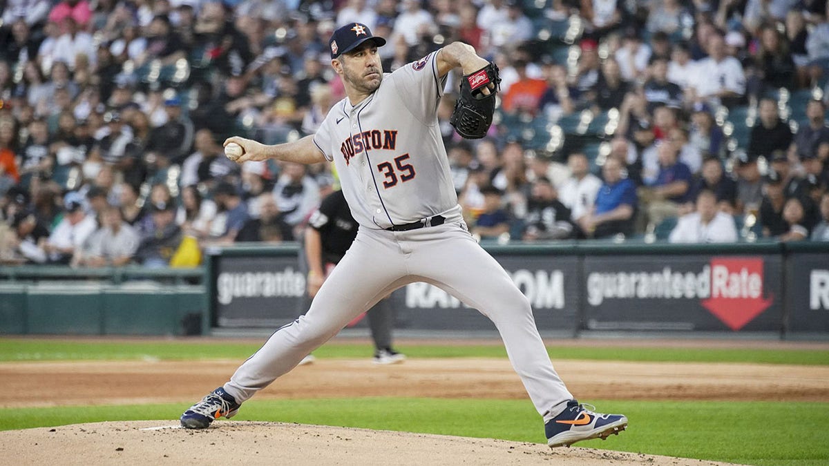 Justin Verlander pitches against the White Sox