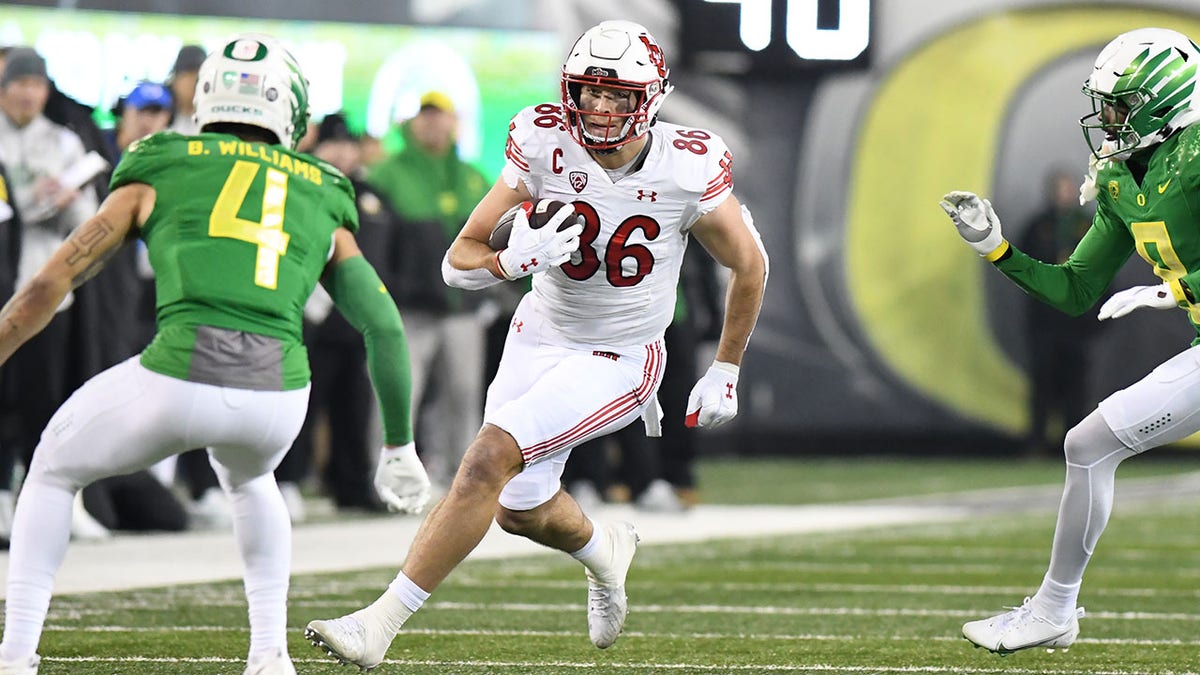 Dalton Kincaid runs against Oregon