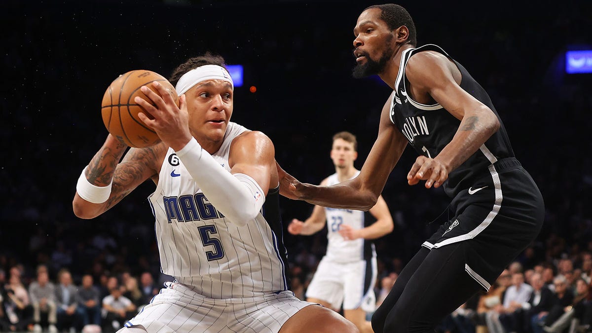 Paolo Banchero guards Kevin Durant