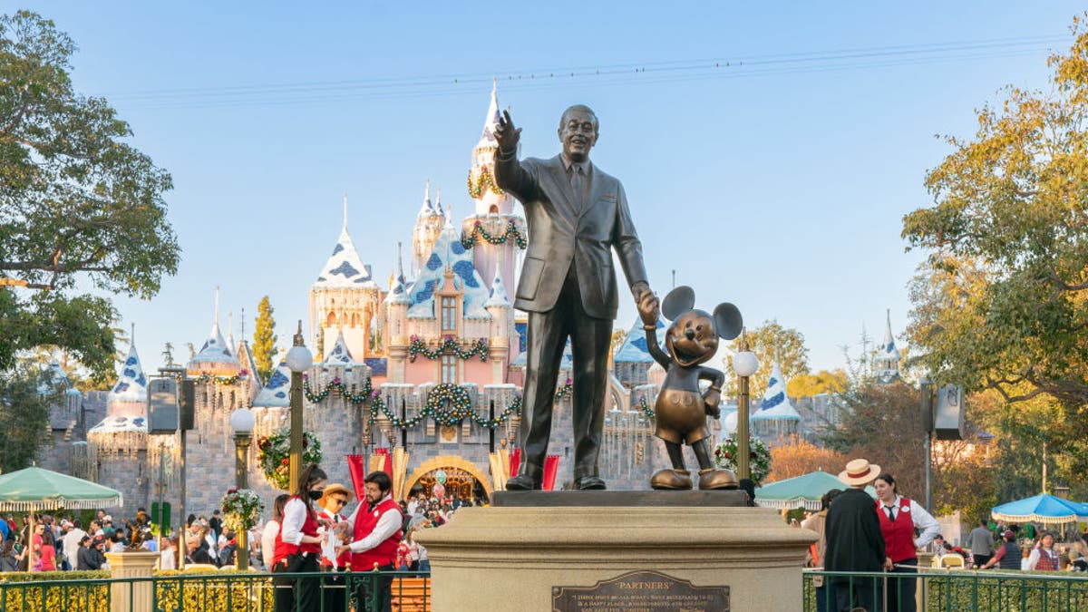 Disneyland statue of Walt Disney and Mickey Mouse