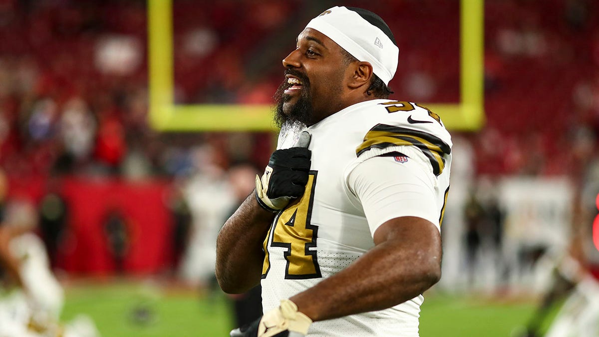 Cameron Jordan warms up before game against Tampa Bay