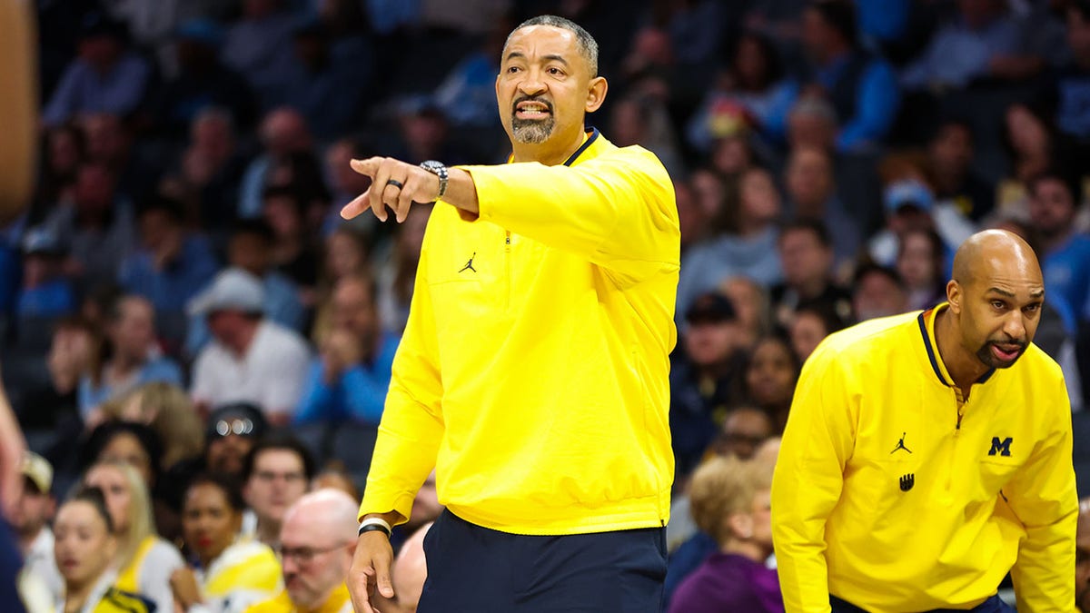 Juwan Howard coaches against North Carolina