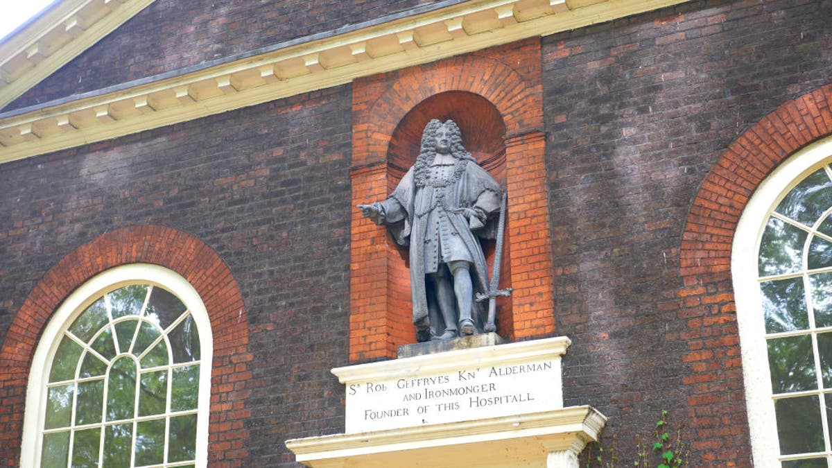 Sir Robert Geffrye statue