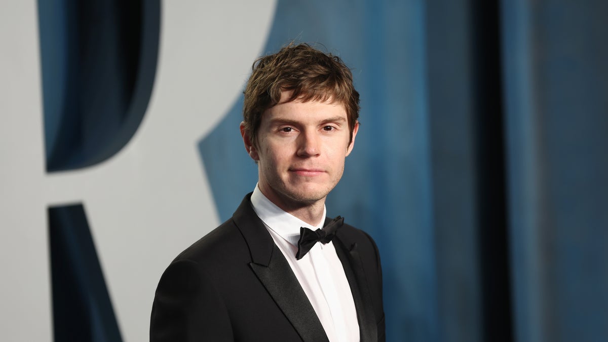 Evan Peters at the Vanity Fair Oscar Party in 2022 wearing a classic tuxedo