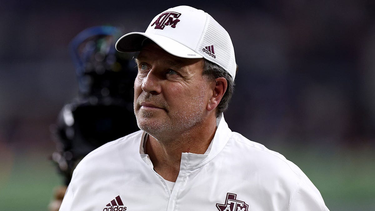 Jimbo Fisher coaches against Arkansas