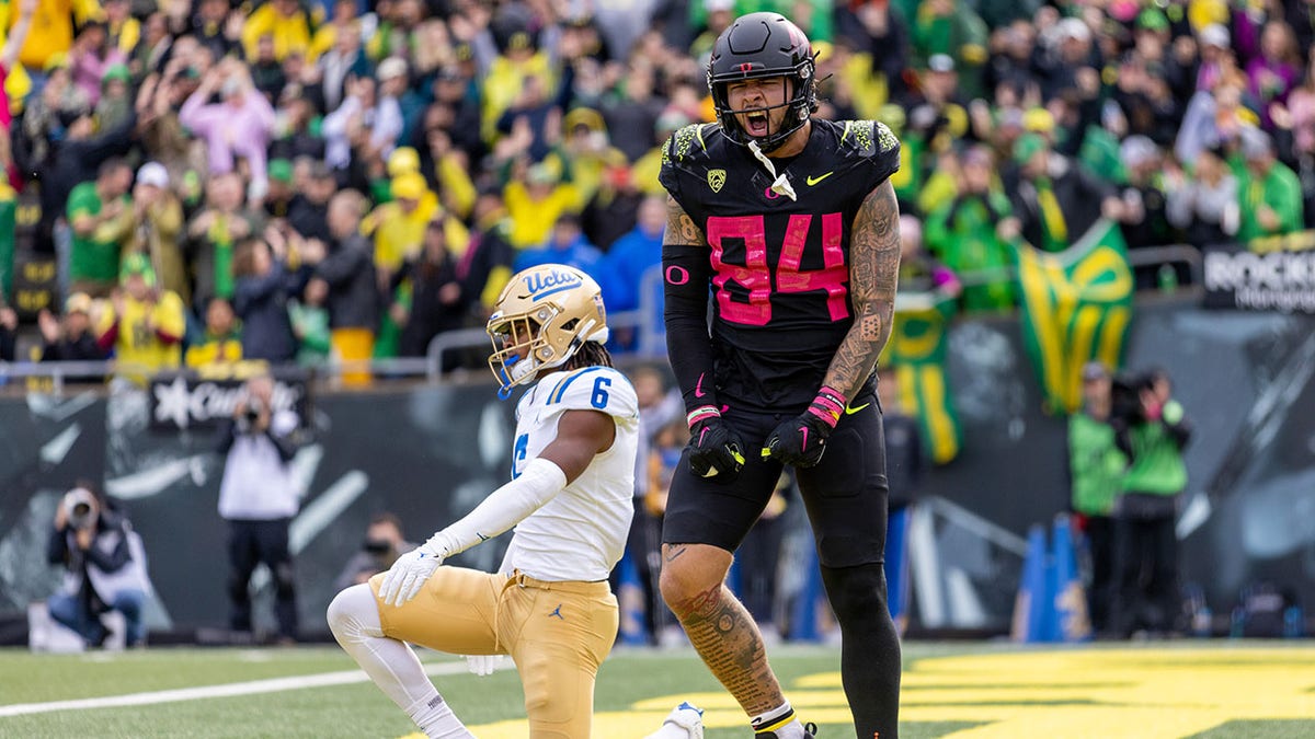 Cam McCormick scores a touchdown