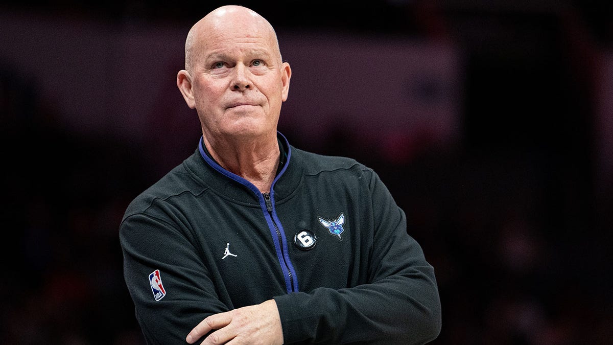 Steve Clifford looks on against the Wizards
