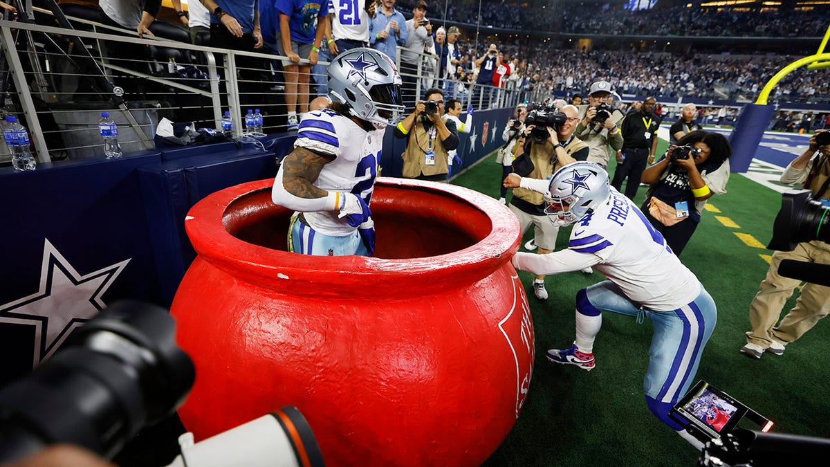 Ezekiel Elliott celebrates a touchdown with Dak Prescott