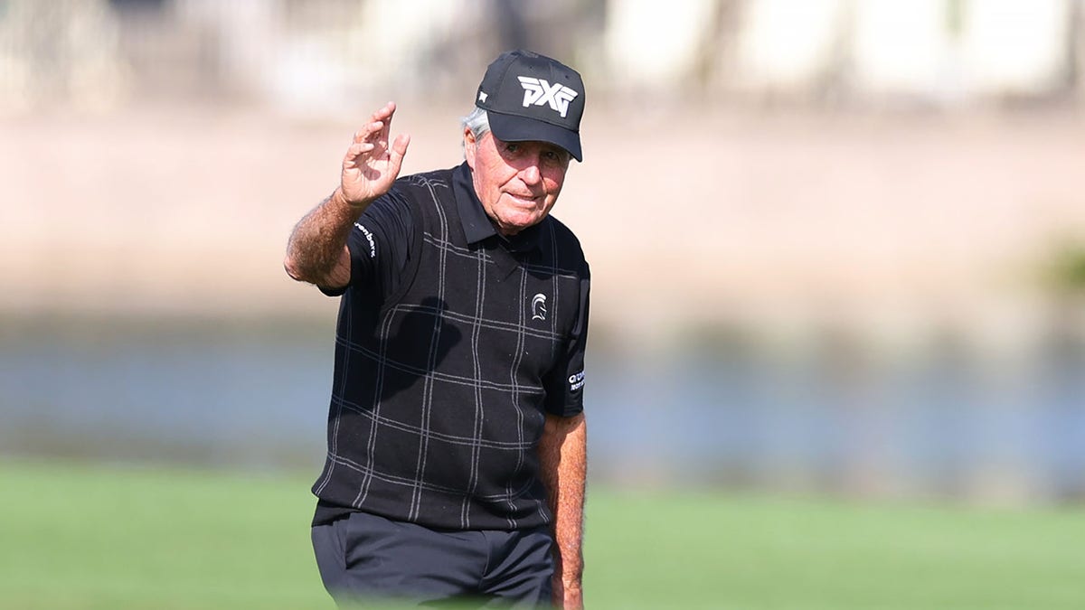 Gary Player waves to the crowd
