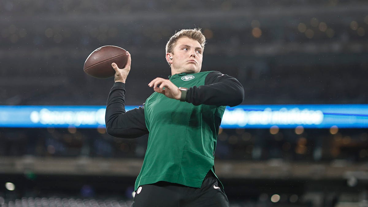 Zach Wilson warms up before the Jaguars game