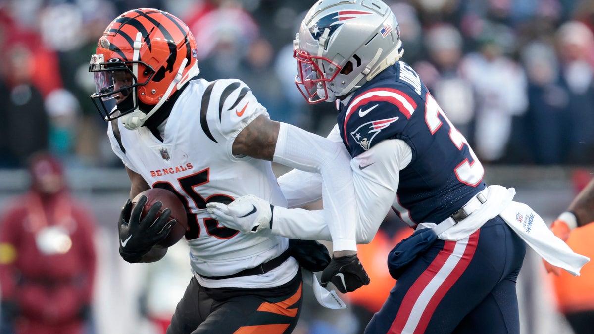 Jonathan Jones tries to tackle Tee Higgins