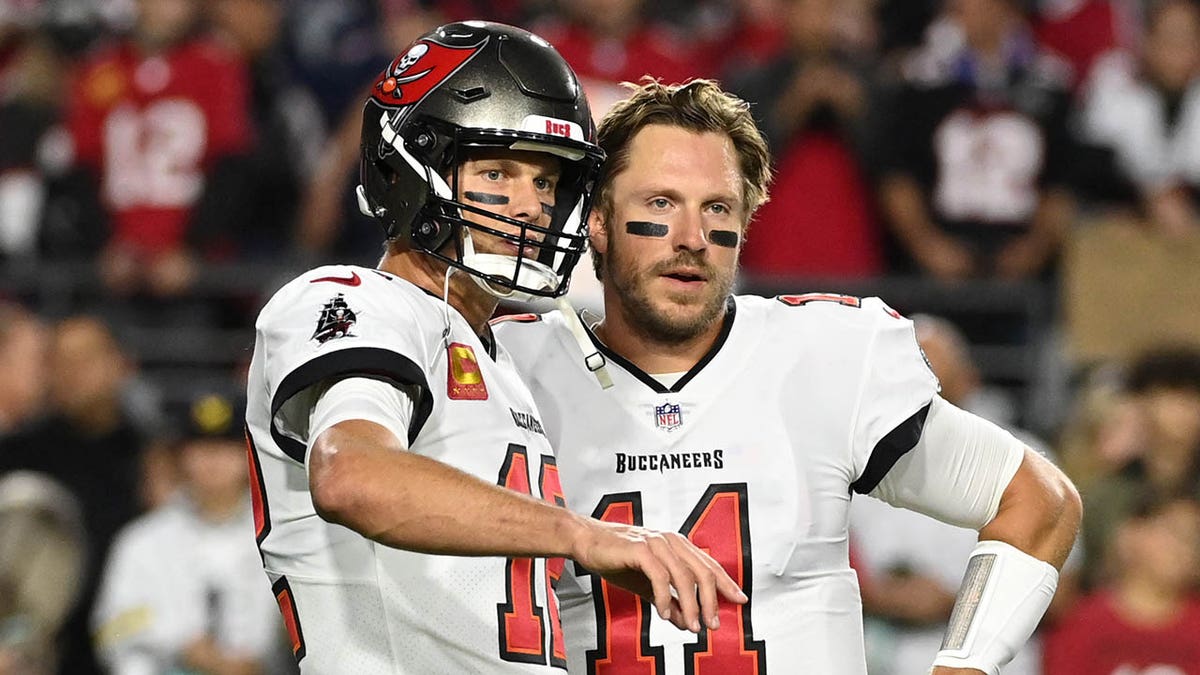 Blaine Gabbert and Tom Brady talk before a game against the Cardinals