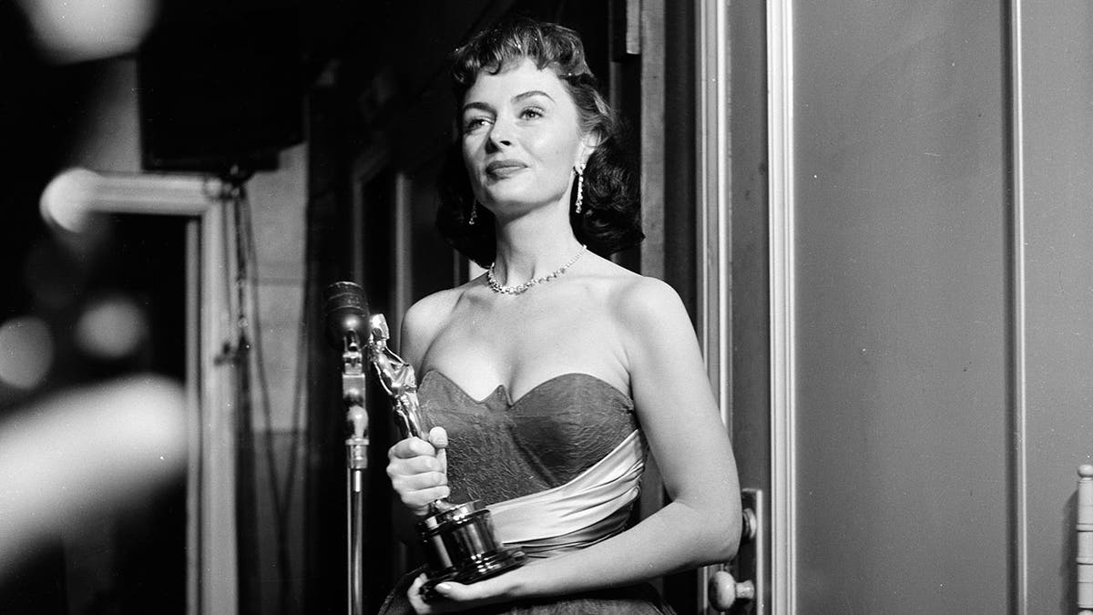 Donna Reed holding her Oscar