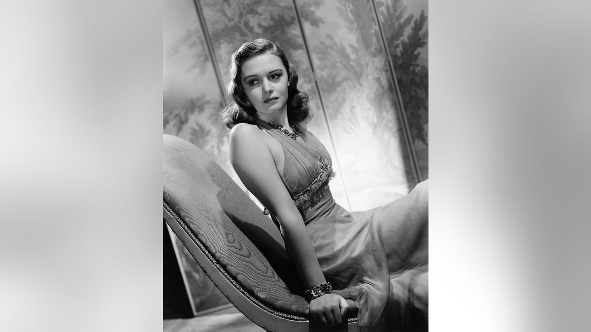 Donna Reed posing as a pinup