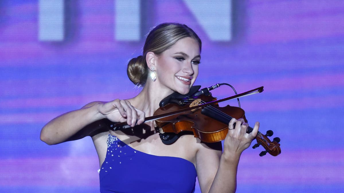 Miss Wisconsin 2022 Grace Stanke plays the violin in the talent segment 