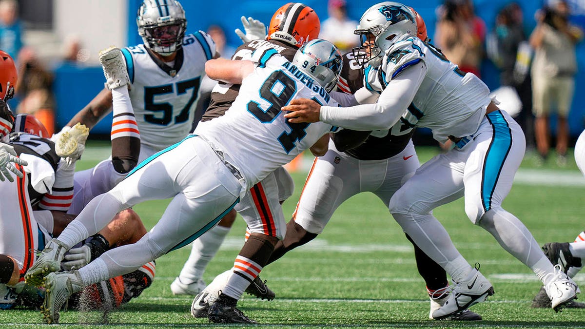 Henry Anderson makes a tackle