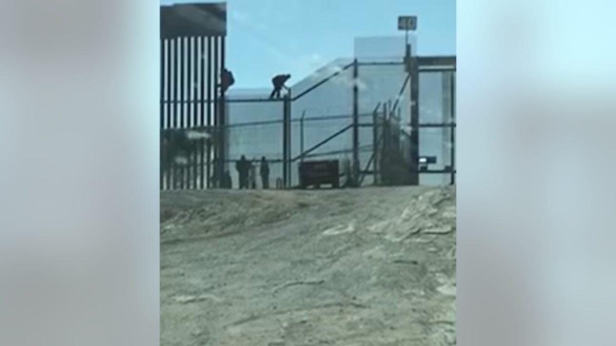 Immigrants cross border into El Paso, Texas