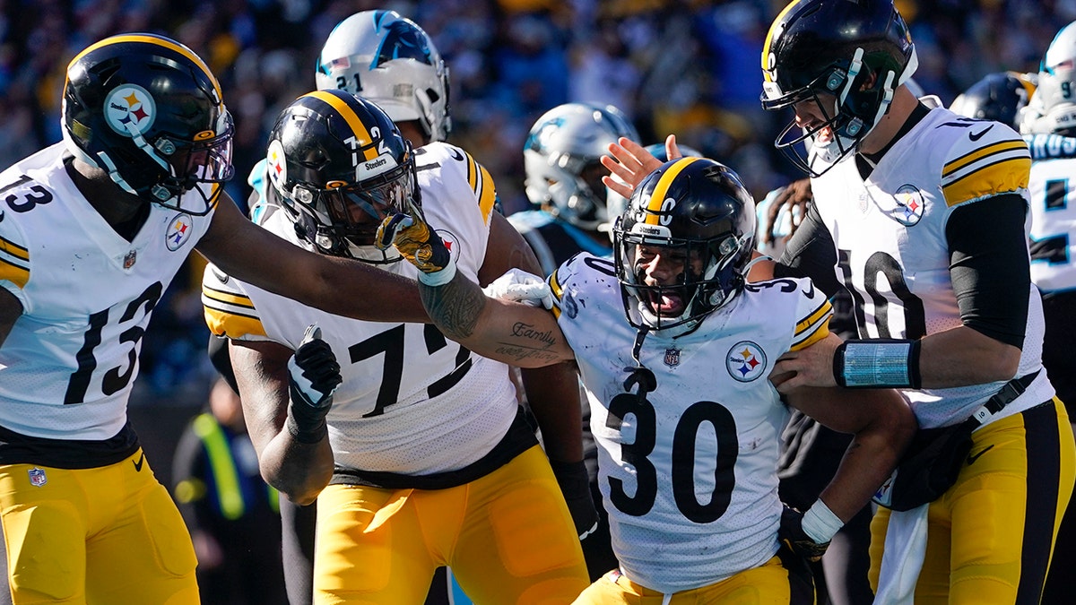 Steelers damage Panthers' playoff hopes with win behind Jaylen Warren,  Mitch Trubisky