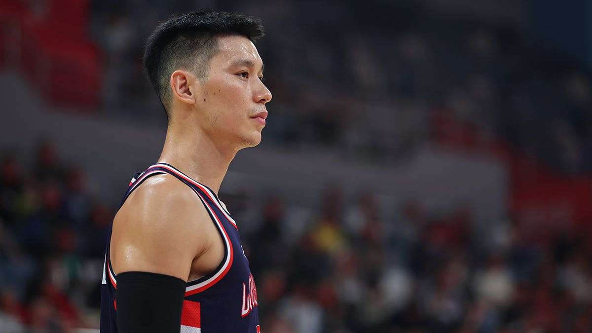 Former Knicks sensation Jeremy Lin suffers apparent head injury in scary  fall during Taiwan basketball game