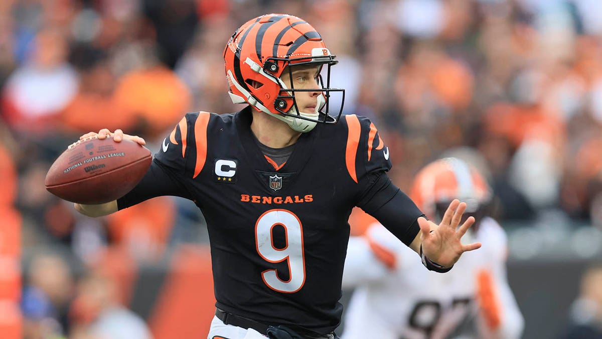 Joe Burrow looks to throw